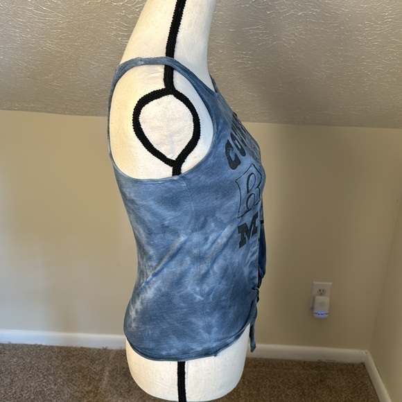 ***Denizen From Levi’s Women’s Blue Graphic Tie Front Tie Dye Tank Top Sz M - Picture 2 of 4